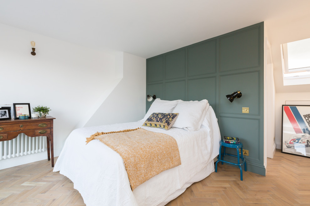 Источник вдохновения для домашнего уюта: спальня в стиле неоклассика (современная классика) с зелеными стенами, паркетным полом среднего тона и коричневым полом