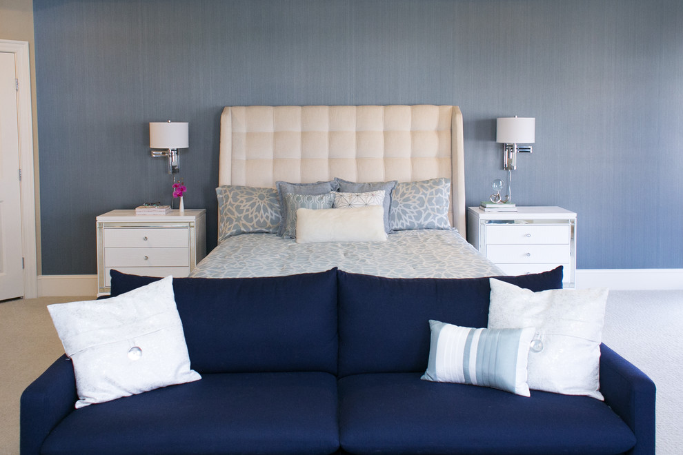 Ejemplo de dormitorio principal tradicional renovado grande sin chimenea con paredes azules, moqueta y suelo beige