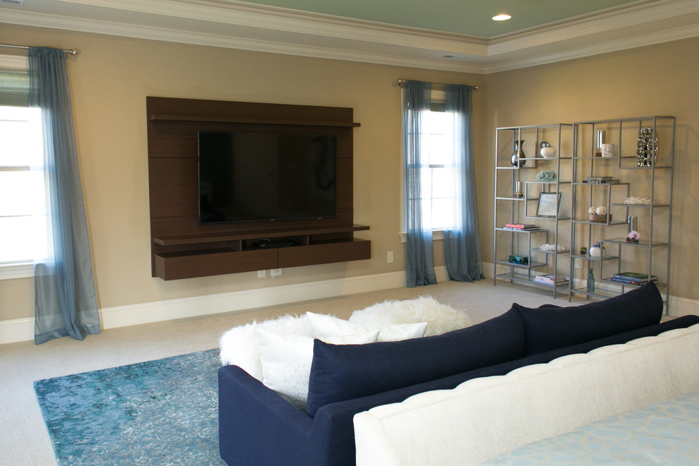 Modelo de dormitorio principal clásico renovado grande sin chimenea con paredes azules, moqueta y suelo beige