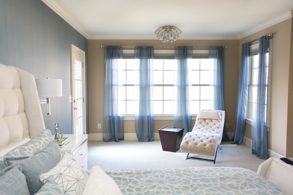 Imagen de dormitorio principal tradicional renovado grande sin chimenea con paredes azules, moqueta y suelo beige