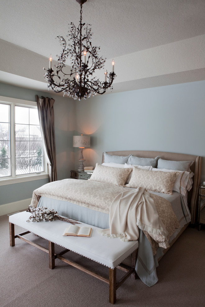 На фото: спальня в стиле шебби-шик с серыми стенами