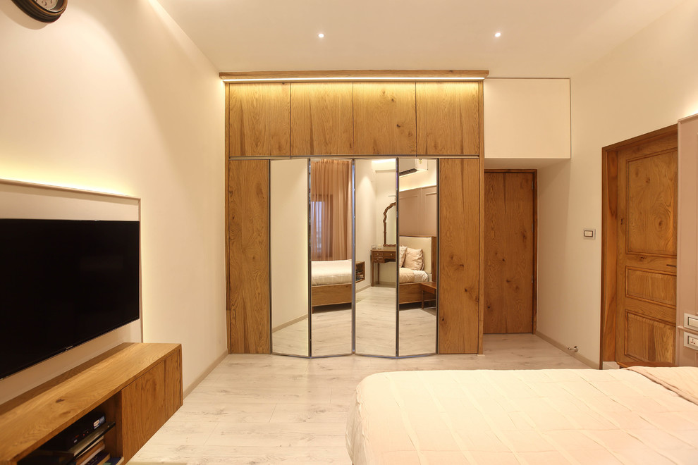 Idee per una camera degli ospiti minimal di medie dimensioni con pareti bianche e parquet chiaro