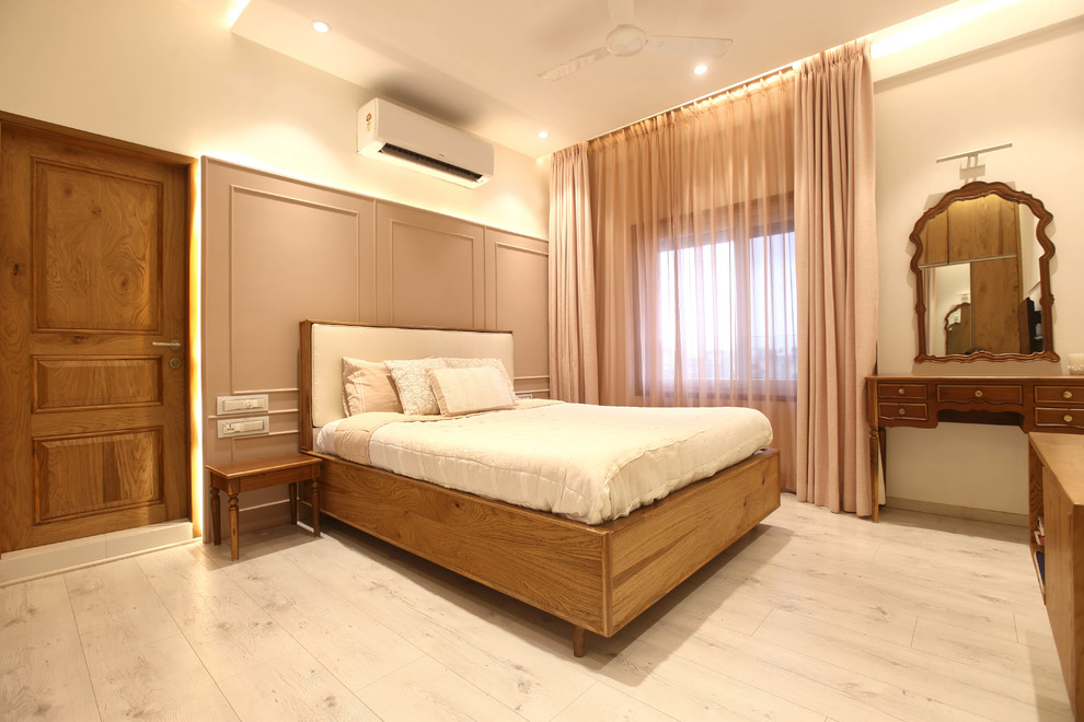 プネーにある中くらいなコンテンポラリースタイルのおしゃれな客用寝室 (白い壁、淡色無垢フローリング) のインテリア