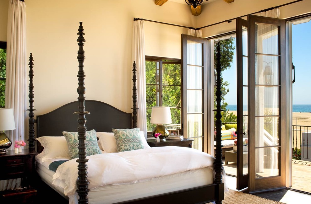 На фото: спальня в средиземноморском стиле с бежевыми стенами с