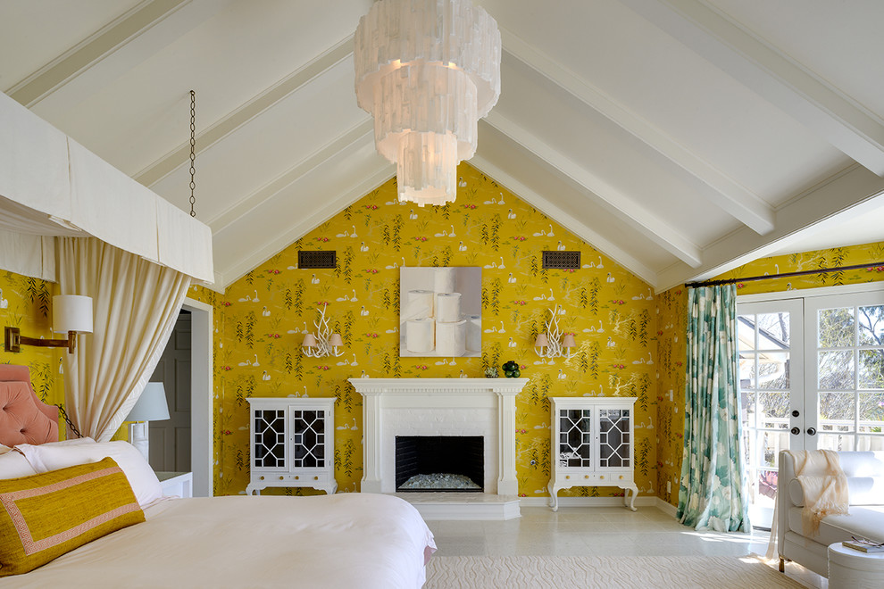 Inspiration för ett vintage sovrum, med gula väggar, en standard öppen spis och en spiselkrans i tegelsten