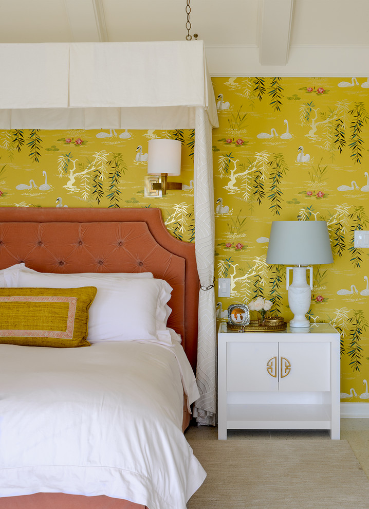 Idées déco pour une chambre classique avec un mur jaune.