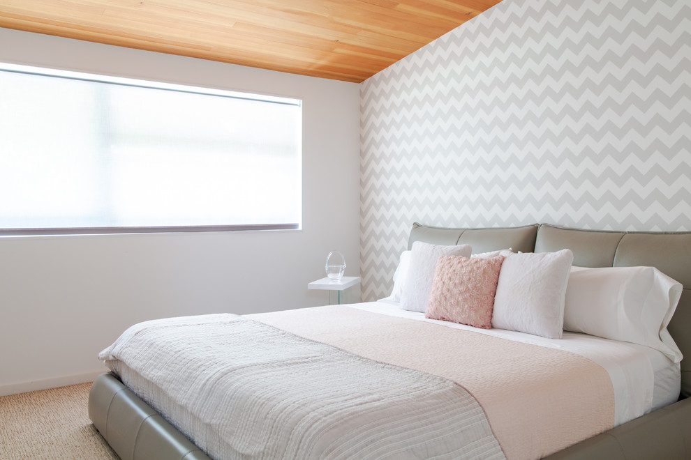 Inspiration för retro sovrum, med flerfärgade väggar, heltäckningsmatta och beiget golv