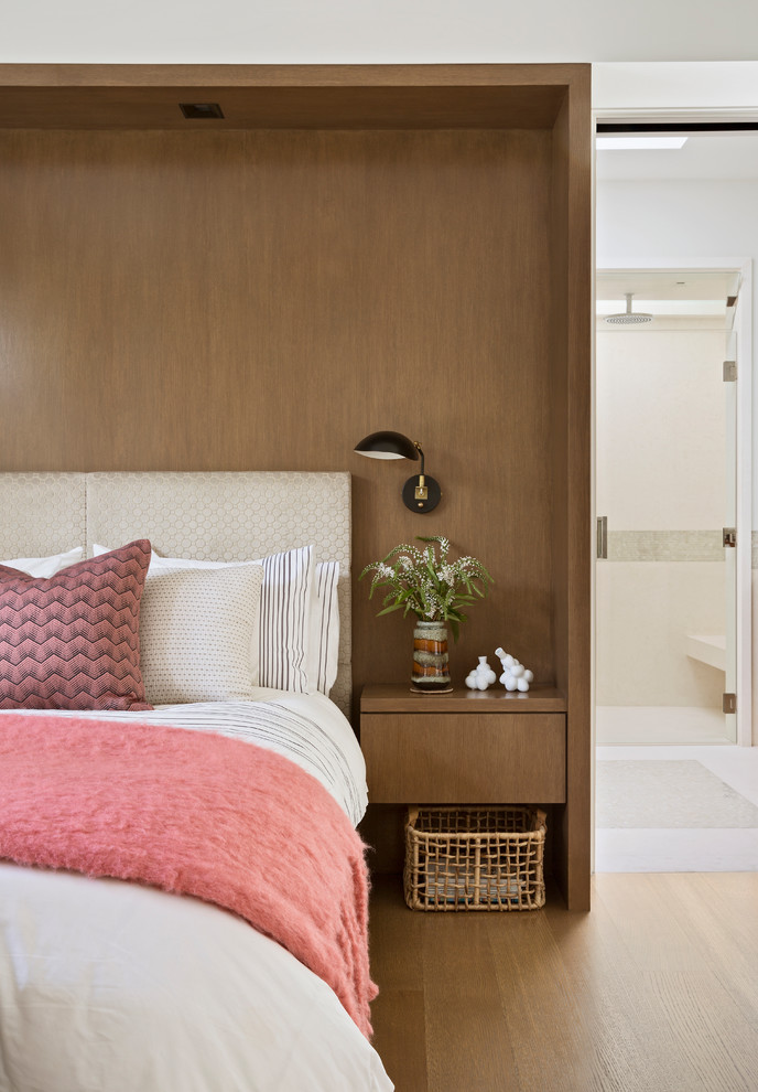ロサンゼルスにあるトランジショナルスタイルのおしゃれな寝室 (白い壁、無垢フローリング、茶色い床)