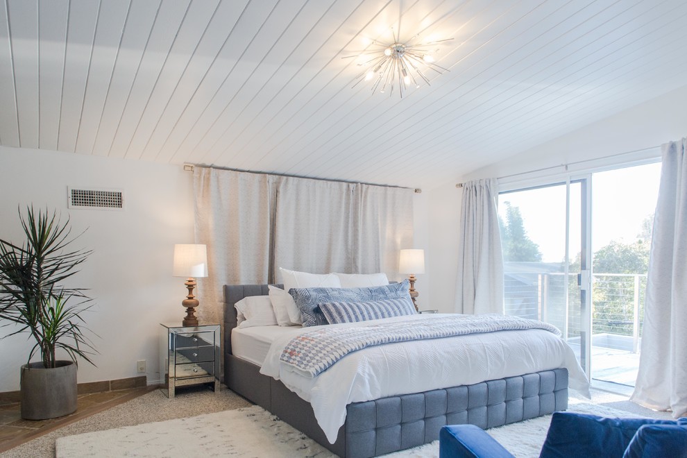 Maritimes Schlafzimmer mit weißer Wandfarbe, Teppichboden und grauem Boden in Los Angeles