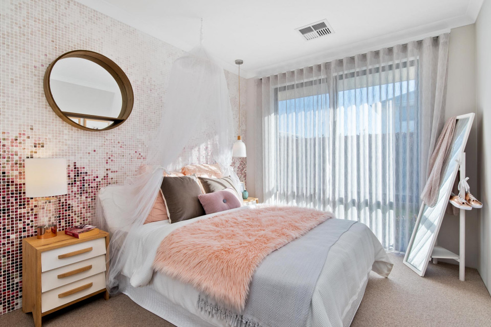 Modernes Schlafzimmer mit bunten Wänden, Teppichboden und grauem Boden in Perth