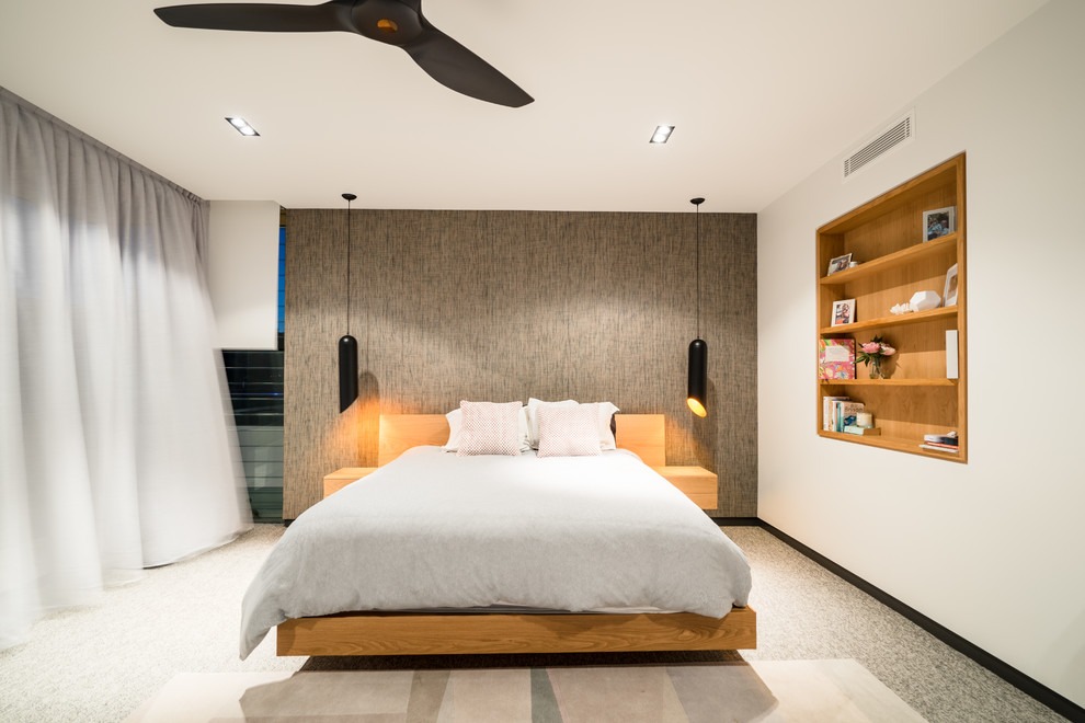 ブリスベンにある中くらいなコンテンポラリースタイルのおしゃれな主寝室 (ベージュの壁、カーペット敷き、ベージュの床) のレイアウト