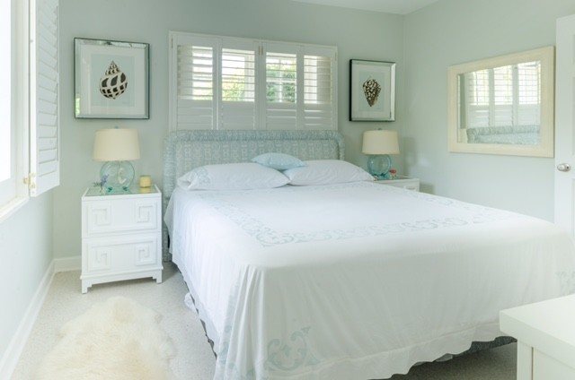Diseño de habitación de invitados marinera de tamaño medio sin chimenea con paredes grises, moqueta y suelo beige