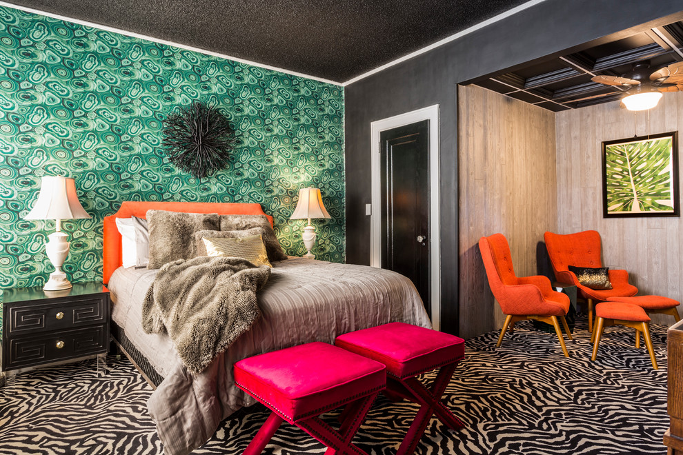 Bild på ett eklektiskt sovrum, med heltäckningsmatta och flerfärgat golv