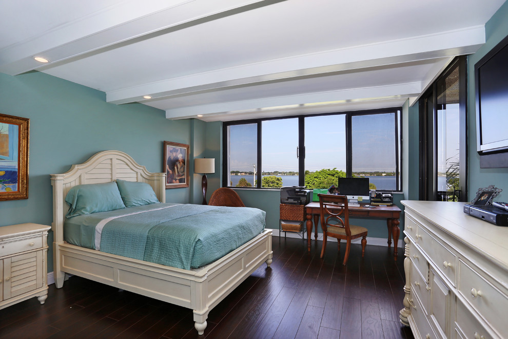 Свежая идея для дизайна: хозяйская спальня в морском стиле с синими стенами и паркетным полом среднего тона - отличное фото интерьера