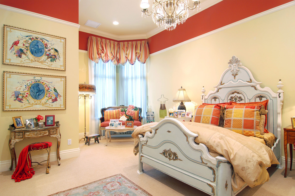Идея дизайна: спальня в классическом стиле с разноцветными стенами и ковровым покрытием