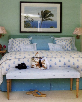 Foto de dormitorio principal marinero grande sin chimenea con paredes azules y moqueta