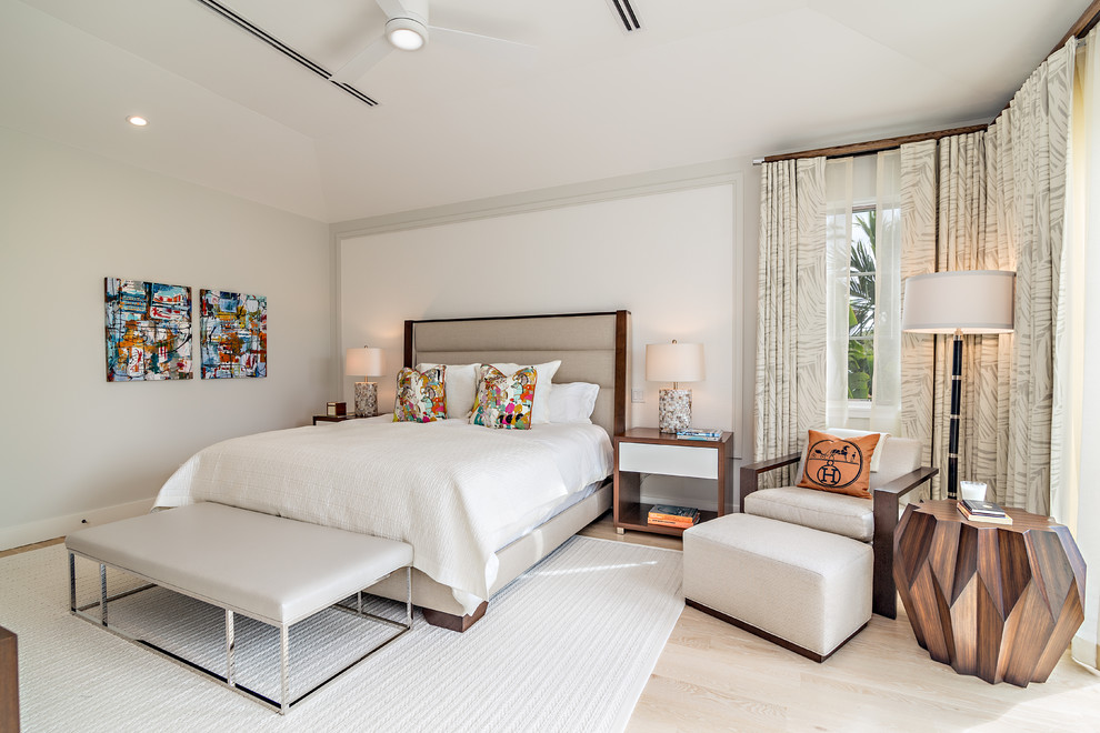 Imagen de dormitorio tradicional renovado con paredes blancas, suelo de madera clara y suelo beige