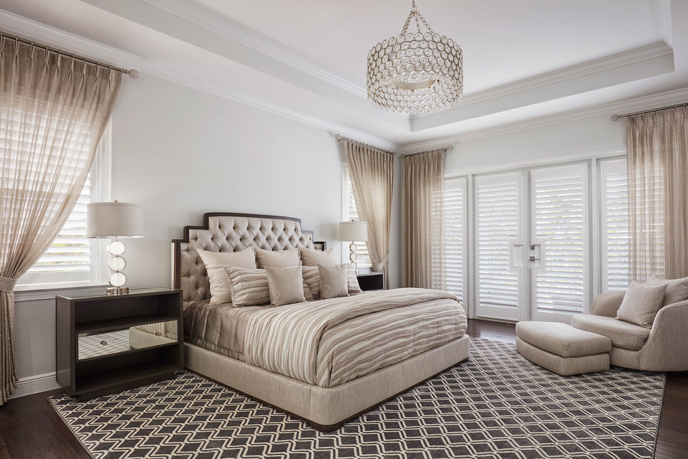 マイアミにあるトランジショナルスタイルのおしゃれな寝室 (グレーの壁、濃色無垢フローリング、茶色い床、グレーとブラウン) のレイアウト