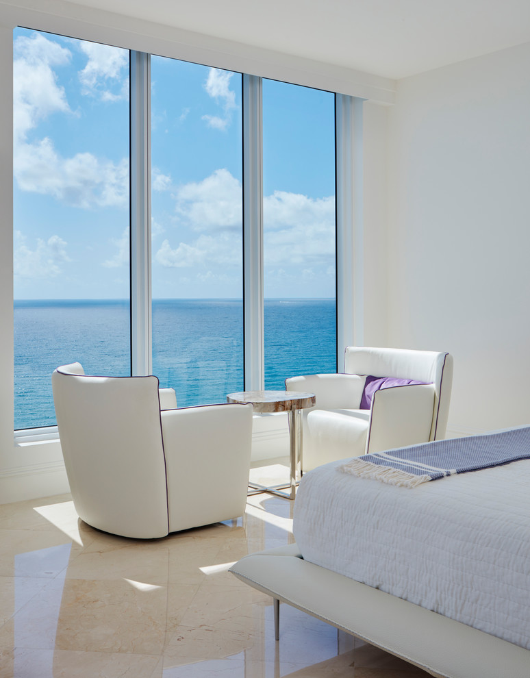 Mittelgroßes Modernes Hauptschlafzimmer mit weißer Wandfarbe, Marmorboden und beigem Boden in Miami
