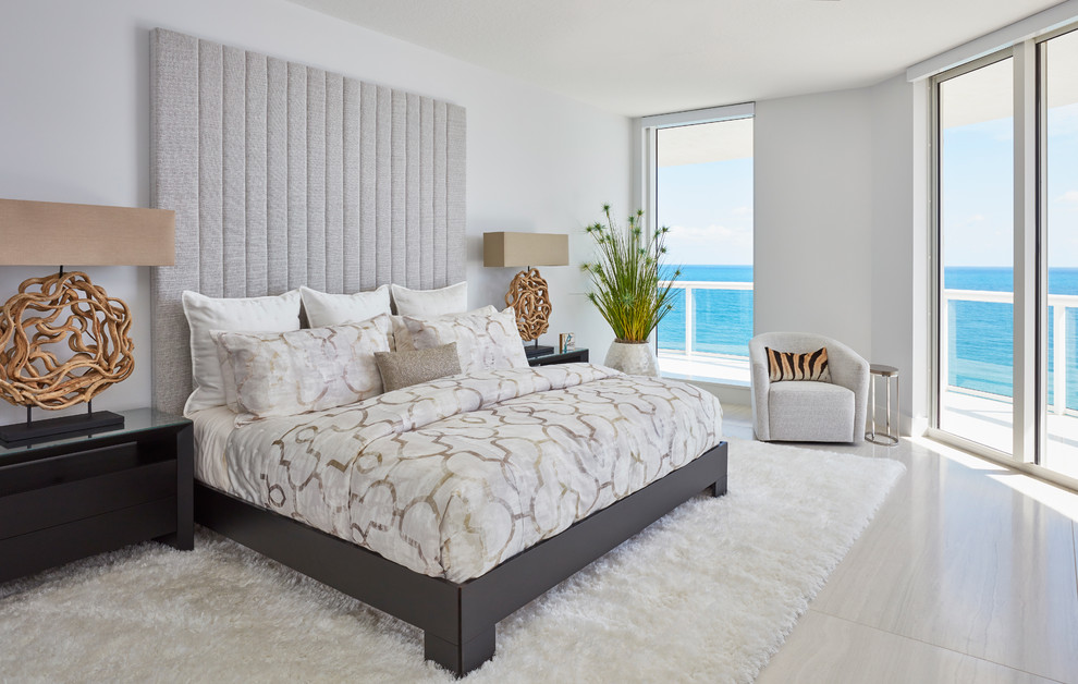 マイアミにあるビーチスタイルのおしゃれな主寝室 (白い壁、暖炉なし、ベージュの床)