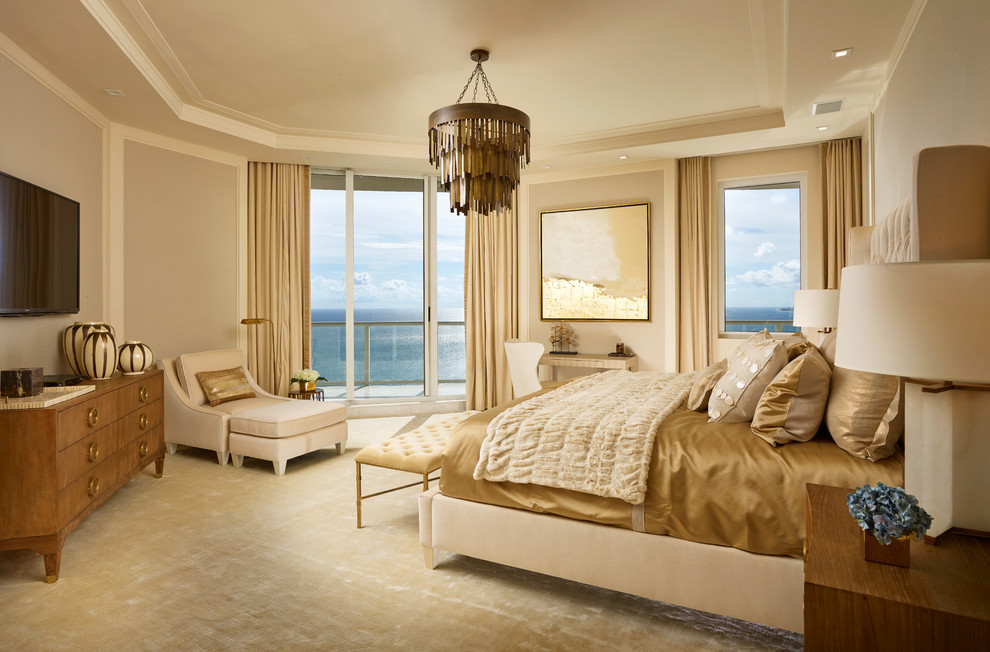 Diseño de dormitorio principal clásico renovado grande con paredes beige y moqueta
