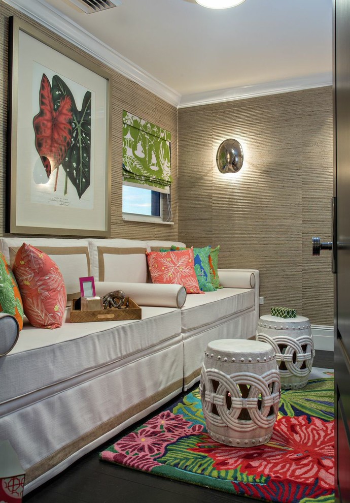 Esempio di una camera da letto tropicale di medie dimensioni con pareti marroni, parquet scuro e pavimento marrone