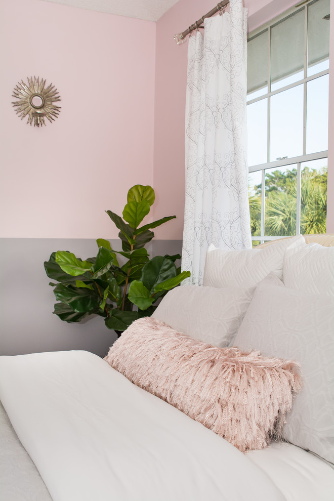 Cette image montre une chambre parentale grise et rose traditionnelle de taille moyenne avec un mur gris, un sol en marbre, aucune cheminée et un sol multicolore.
