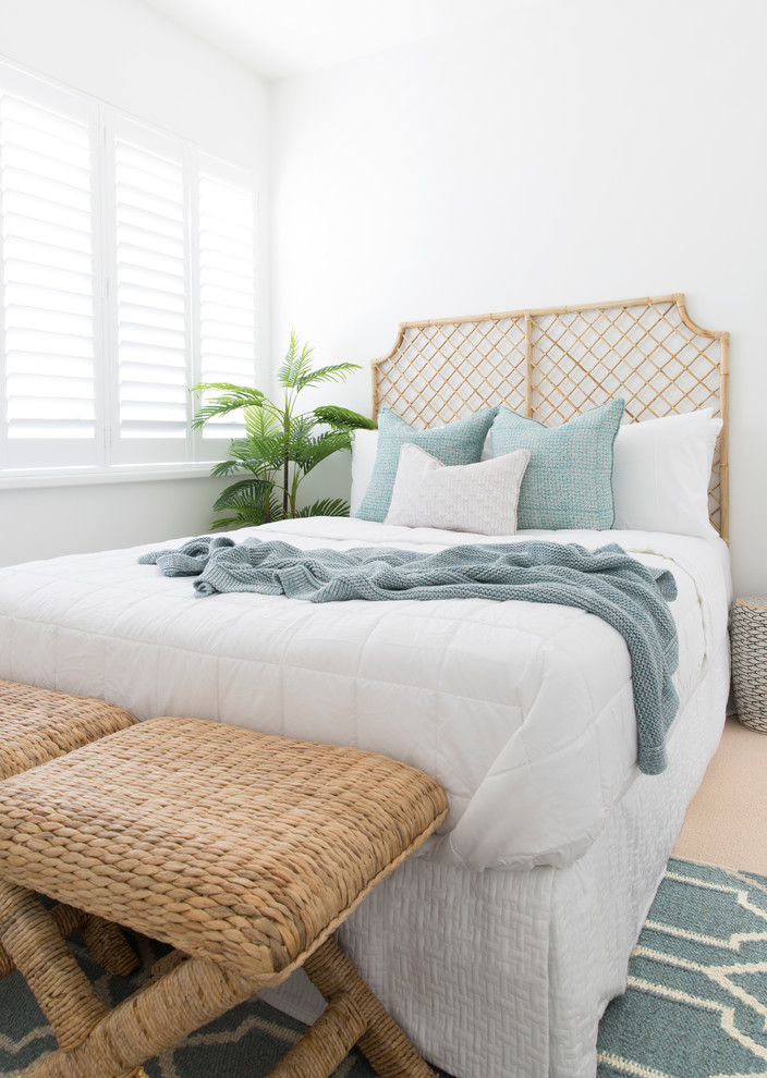 ゴールドコーストにある小さなビーチスタイルのおしゃれな客用寝室 (白い壁、カーペット敷き、ベージュの床) のインテリア