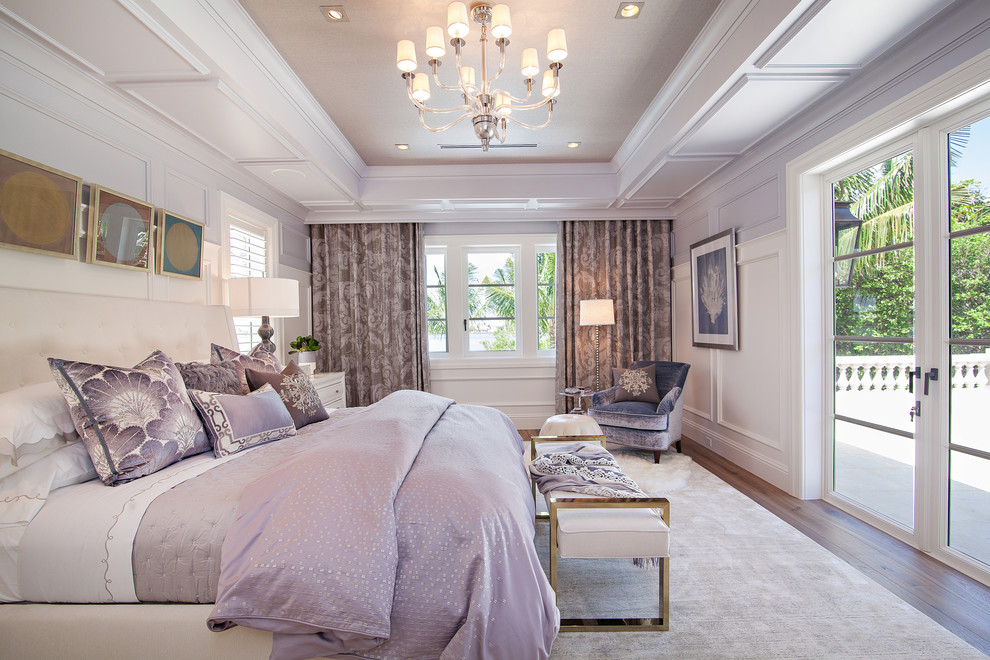 Стильный дизайн: огромная гостевая спальня (комната для гостей) в стиле неоклассика (современная классика) с фиолетовыми стенами и паркетным полом среднего тона - последний тренд