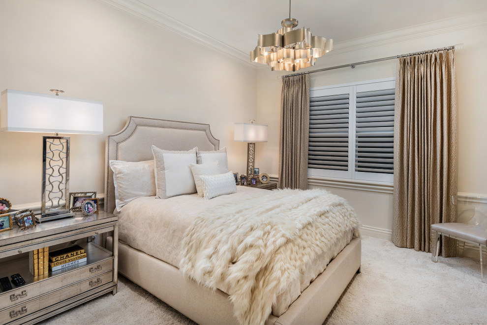 На фото: большая гостевая спальня (комната для гостей) в стиле неоклассика (современная классика) с бежевыми стенами, ковровым покрытием и белым полом