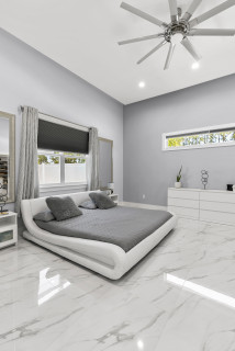 おしゃれな寝室 大理石の床 緑の壁 の画像 21年9月 Houzz ハウズ