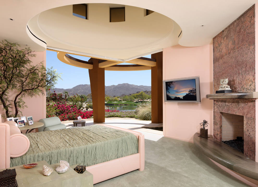 Diseño de dormitorio televisión de estilo americano con paredes rosas, moqueta y todas las chimeneas