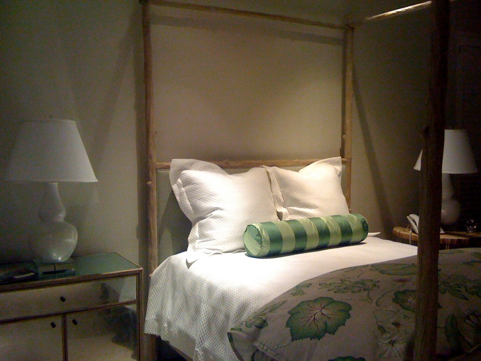 Пример оригинального дизайна: хозяйская спальня среднего размера в стиле неоклассика (современная классика) с бежевыми стенами