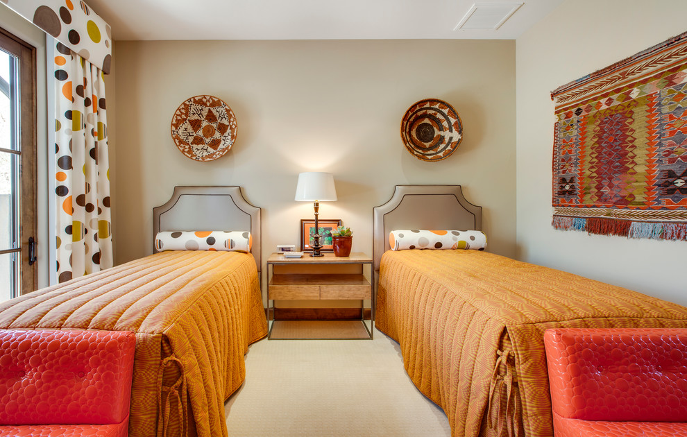 На фото: спальня в средиземноморском стиле с бежевыми стенами и ковровым покрытием с