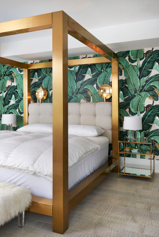 Mittelgroßes Eklektisches Gästezimmer ohne Kamin mit grüner Wandfarbe und hellem Holzboden in Toronto