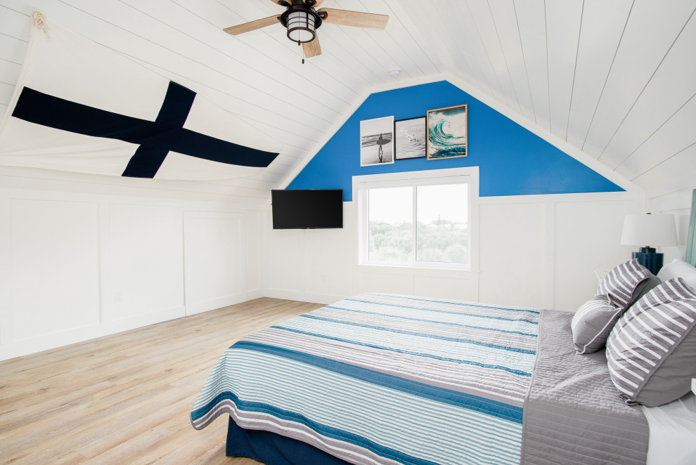 他の地域にある中くらいなビーチスタイルのおしゃれな主寝室 (青い壁、クッションフロア、グレーの床) のレイアウト
