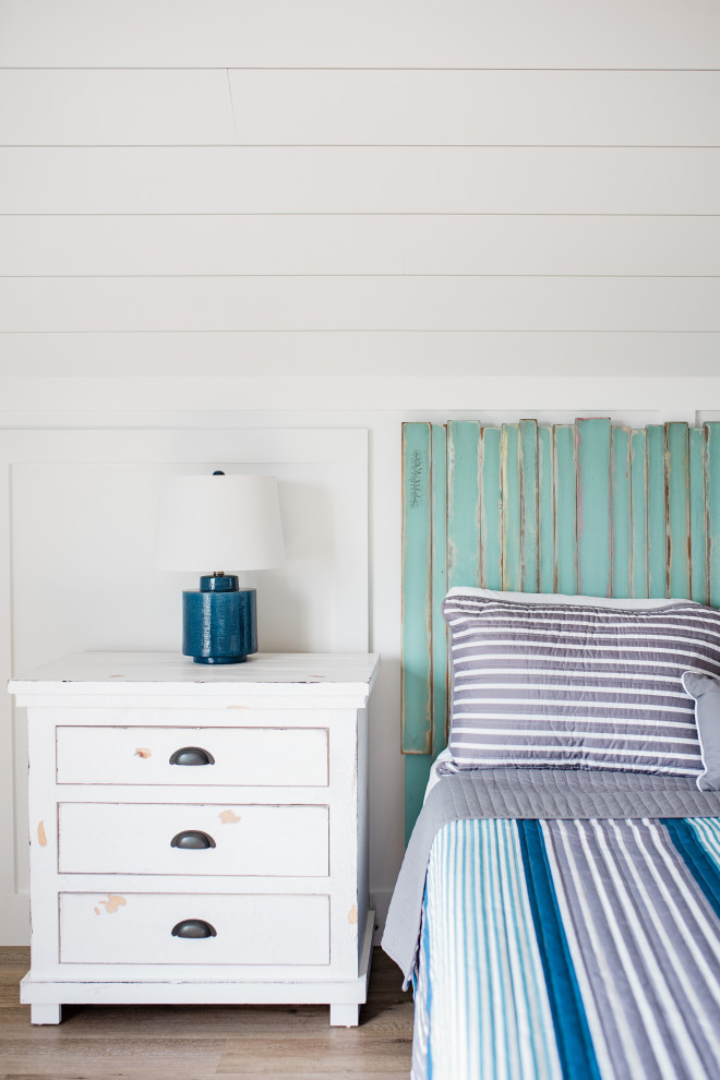 Imagen de habitación de invitados costera de tamaño medio con paredes azules, suelo vinílico y suelo gris
