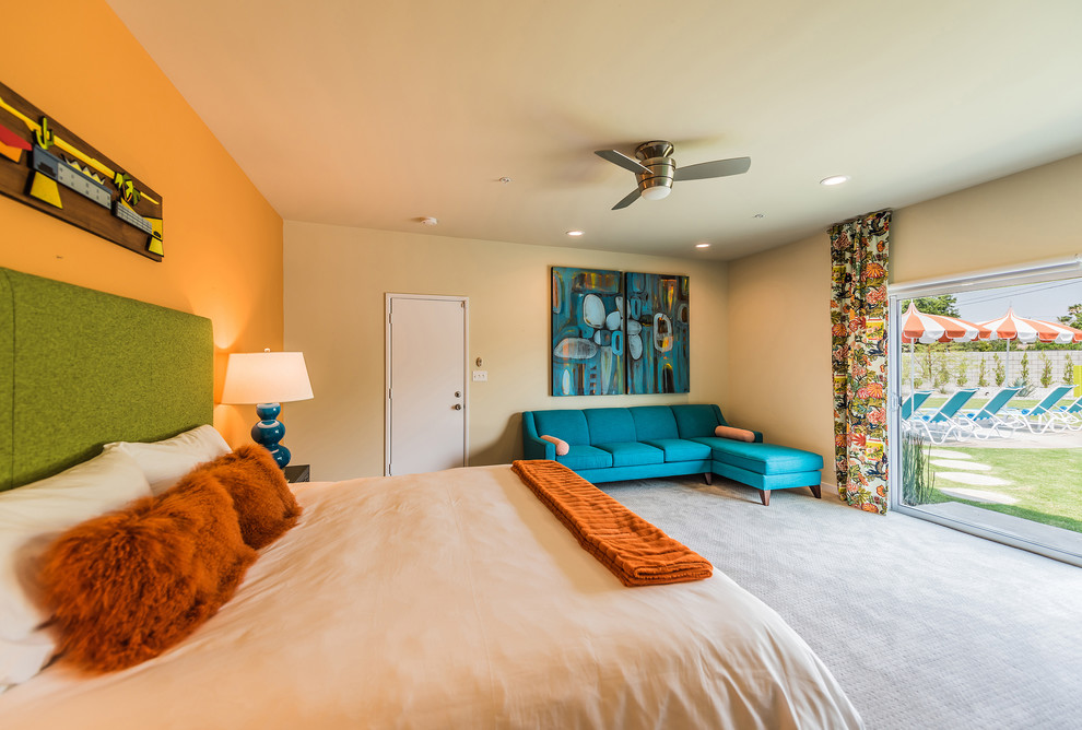 中くらいなミッドセンチュリースタイルのおしゃれな客用寝室 (オレンジの壁、カーペット敷き、グレーの床) のレイアウト
