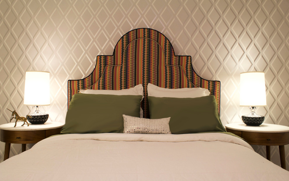 Пример оригинального дизайна: гостевая спальня среднего размера, (комната для гостей) в стиле ретро с белыми стенами