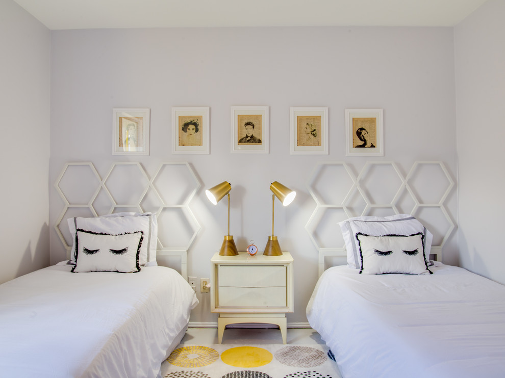 Пример оригинального дизайна: маленькая гостевая спальня (комната для гостей) в стиле ретро с серыми стенами, бетонным полом и белым полом без камина для на участке и в саду