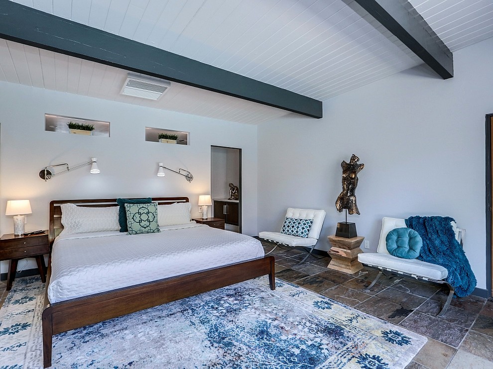 На фото: хозяйская спальня среднего размера в стиле ретро с полом из сланца и коричневым полом