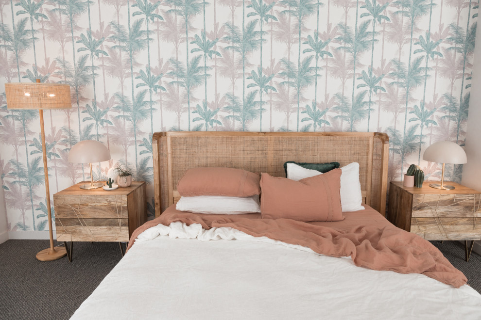 На фото: хозяйская спальня в стиле модернизм с разноцветными стенами, ковровым покрытием, серым полом и обоями на стенах с