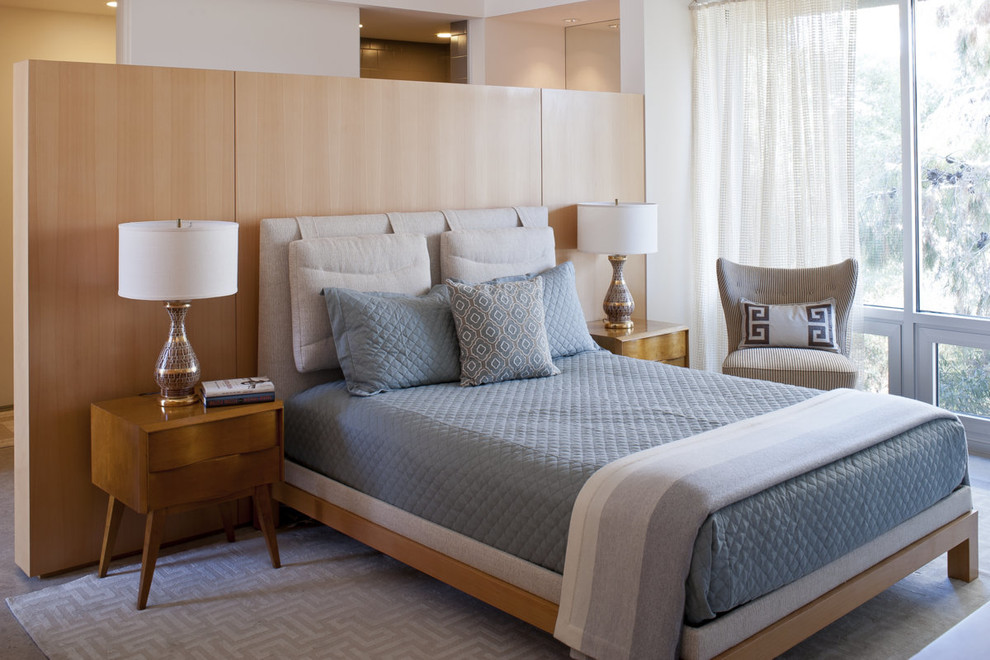 На фото: гостевая спальня среднего размера, (комната для гостей) в современном стиле с бежевыми стенами