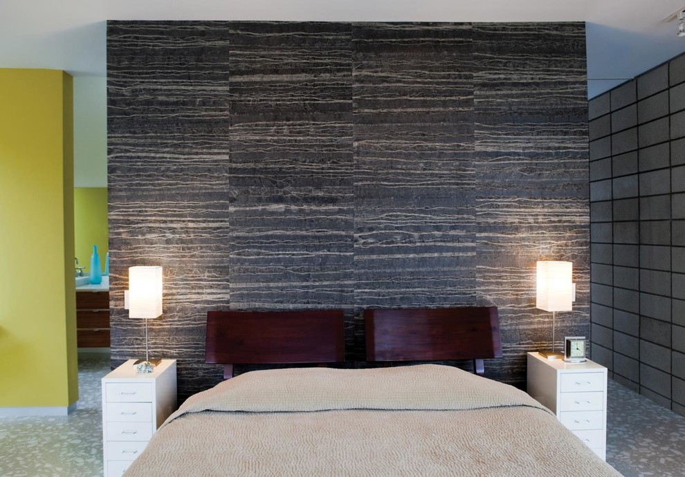 ロサンゼルスにある広いミッドセンチュリースタイルのおしゃれな主寝室 (大理石の床、暖炉なし) のレイアウト