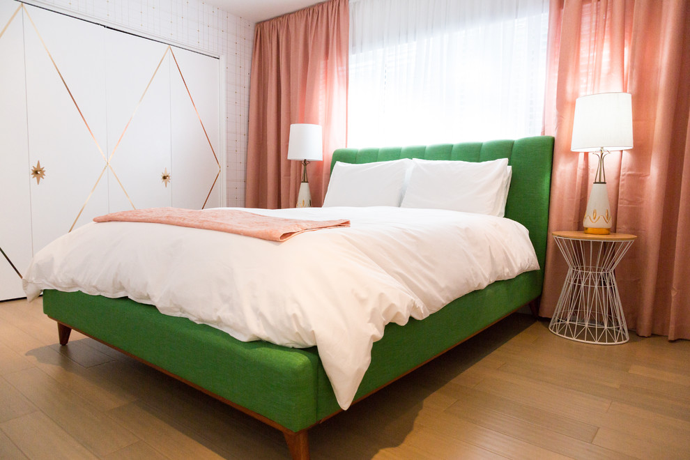 Immagine di una camera da letto minimalista con pareti bianche e parquet chiaro