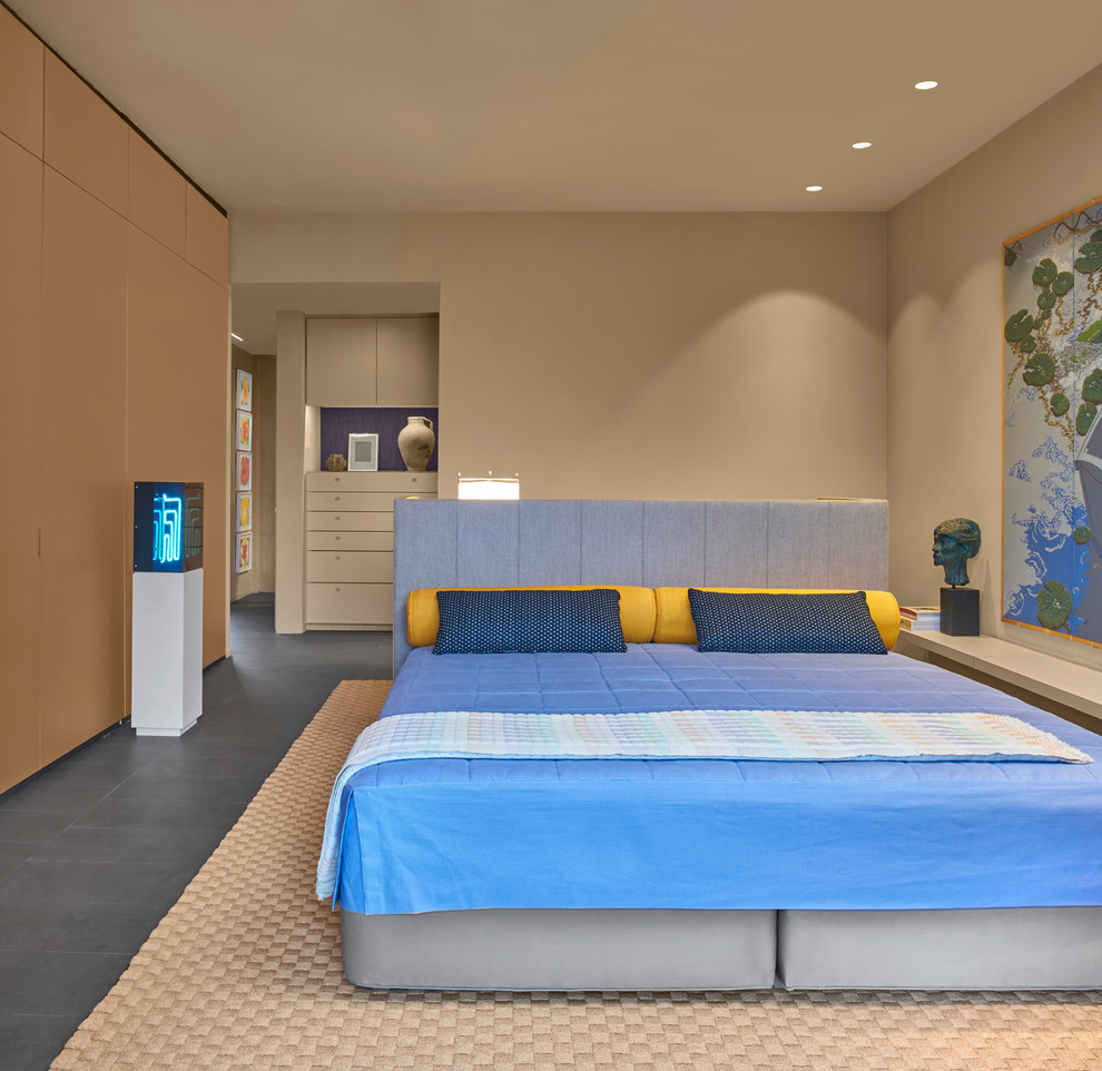 シカゴにある中くらいなミッドセンチュリースタイルのおしゃれな客用寝室 (ベージュの壁、磁器タイルの床、茶色い床) のレイアウト