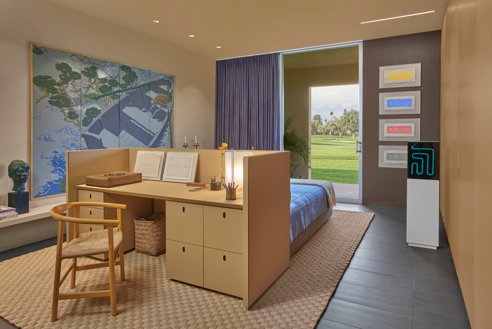 Идея дизайна: гостевая спальня среднего размера, (комната для гостей) в стиле ретро с бежевыми стенами, полом из керамогранита и коричневым полом