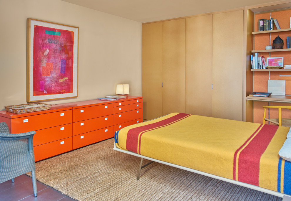 Пример оригинального дизайна: гостевая спальня среднего размера, (комната для гостей) в стиле ретро с бежевыми стенами, полом из керамогранита и коричневым полом