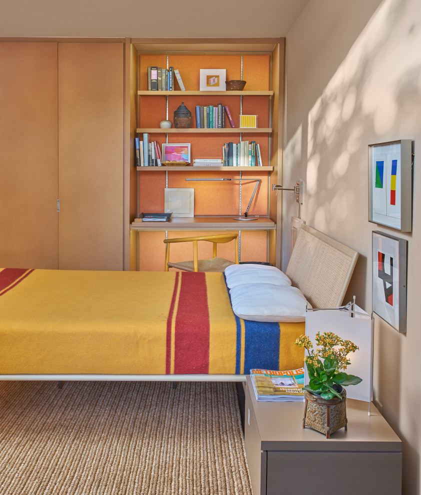 Cette image montre une chambre d'amis vintage de taille moyenne avec un mur beige, un sol en carrelage de porcelaine et un sol marron.