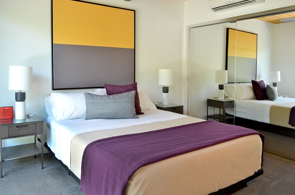 Пример оригинального дизайна: маленькая гостевая спальня (комната для гостей) в современном стиле с белыми стенами и ковровым покрытием без камина для на участке и в саду